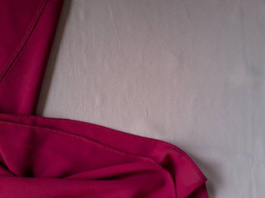 Koyu kırmızı kumaşın diğer renklerle birleştirilmiş soyut arkaplanı