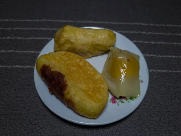 市场上的蛋糕是薄饼 油炸香蕉和放在白盘上的南瓜饼 — 图库照片