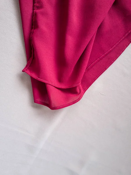 Koyu kırmızı kumaşın diğer renklerle birleştirilmiş soyut arkaplanı