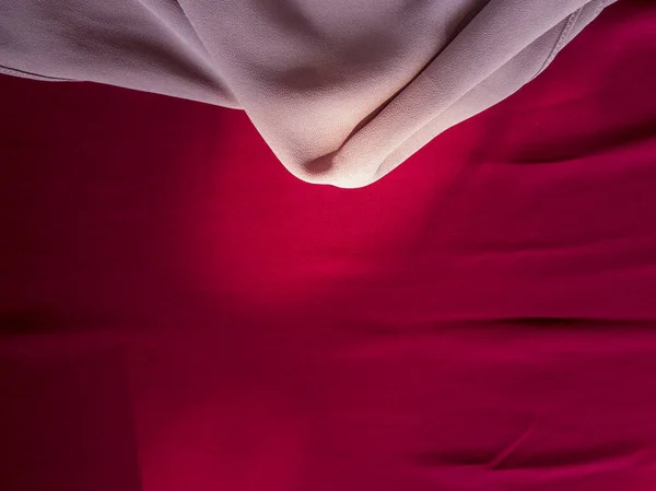 Koyu Kırmızı Kumaşın Diğer Renklerle Birleştirilmiş Soyut Arkaplanı — Stok fotoğraf