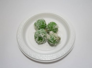 Endonezya 'dan tipik atıştırmalıklar, yuvarlak yeşil, rendelenmiş hindistan cevizi serpiştirilmiş, adı klepon keki.