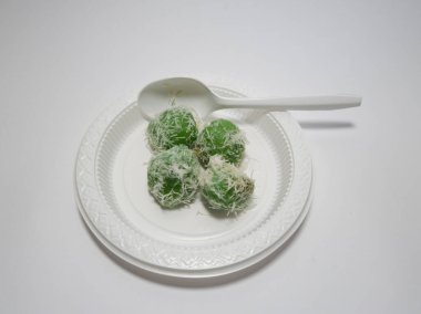 Endonezya 'dan tipik atıştırmalıklar, yuvarlak yeşil, rendelenmiş hindistan cevizi serpiştirilmiş, adı klepon keki.