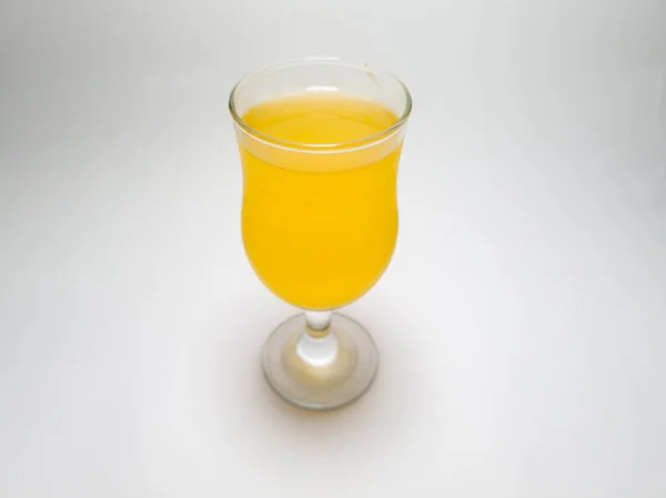 Oranje Gearomatiseerde Drank Glazen Beker Witte Achtergrond — Stockfoto