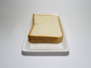 Beyaz bir kabın içindeki un ve diğer malzemelerden yapılmış ekmek.