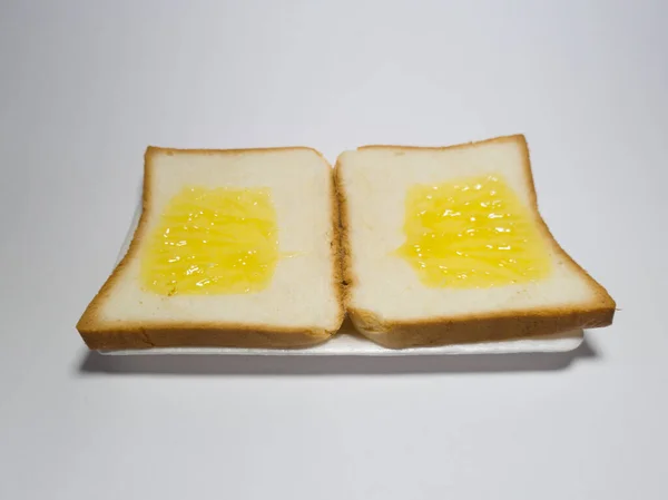 Foto Van Wit Brood Met Ananasjam Een Witte Container — Stockfoto