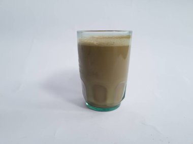 Çikolata serpiştirilmiş karamel sütlü kahve.