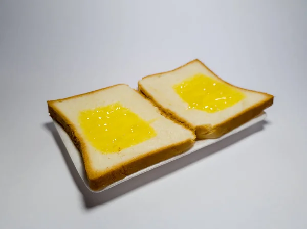 Foto Pão Branco Com Geléia Abacaxi Recipiente Branco — Fotografia de Stock