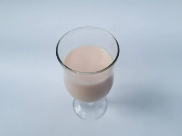 Bebida Leche Con Sabor Fresa Taza Vidrio Sobre Fondo Blanco —  Fotos de Stock