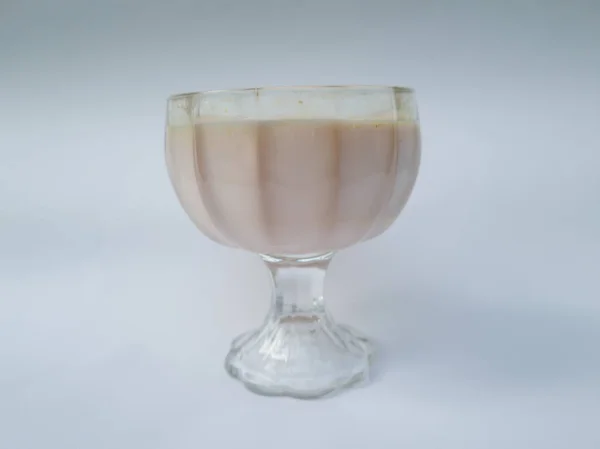 Bebida Leite Com Sabor Morango Copo Vidro Fundo Branco — Fotografia de Stock