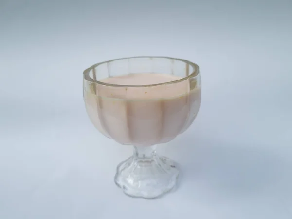 Φράουλα Αρωματισμένο Ποτό Γάλακτος Γυάλινο Κύπελλο Λευκό Φόντο — Φωτογραφία Αρχείου
