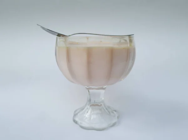 Bebida Leche Con Sabor Fresa Taza Vidrio Sobre Fondo Blanco — Foto de Stock