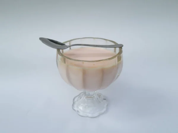 Boisson Lait Aromatisé Fraise Dans Une Tasse Verre Sur Fond — Photo