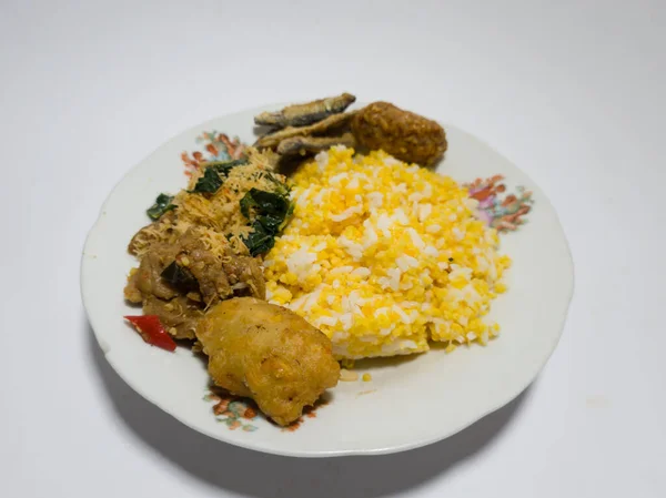 Nasi Jagung Ikan Goreng Sayuran Hijau Ditaburi Dengan Kelapa Parut — Stok Foto