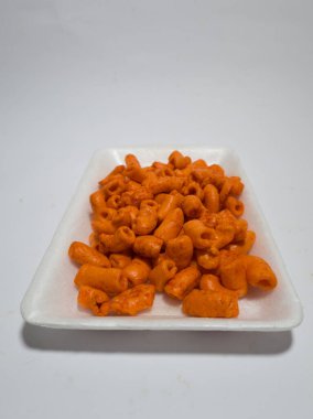 Un ve baharatlı balado tadında diğer malzemelerden yapılmış krakerler.