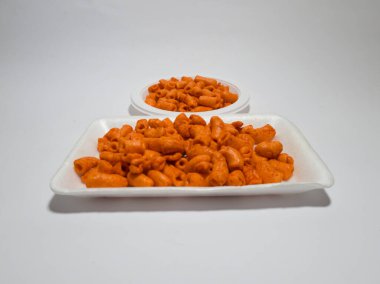 Un ve baharatlı balado tadında diğer malzemelerden yapılmış krakerler.