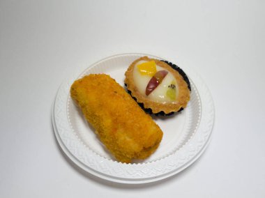 Marketteki abur cuburlar pirinçli kek ve meyveli ekler.