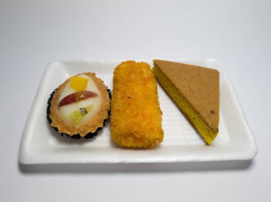 Pazar pastaları meyve suyu, sandviç ve kek sosu.