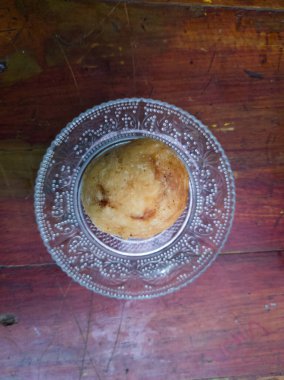 Un ve diğer malzemelerden yapılmış jemblem keki.