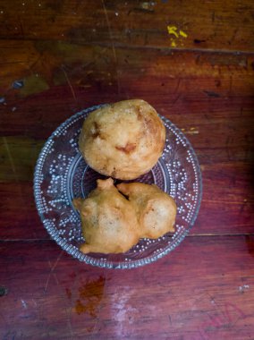 Kokam kekleri ve un ve diğer malzemelerden yapılmış jemblem kekleri.