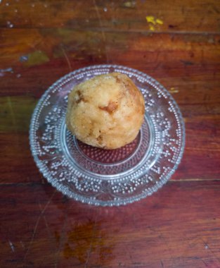 Un ve diğer malzemelerden yapılmış jemblem keki.