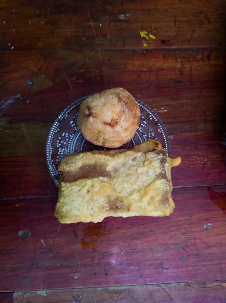 Tempe jes ve jemblem kekleri un ve diğer malzemelerden yapılır.