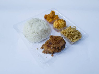 Pirinç, meze, kızarmış erişte, kızarmış tavuk, dilimlenmiş patates ve baharatlı yumurta.