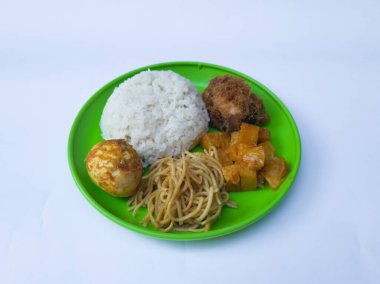 Pirinç, meze, kızarmış erişte, kızarmış tavuk, dilimlenmiş patates ve baharatlı yumurta.