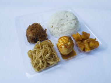 Pirinç, meze, kızarmış erişte, kızarmış tavuk, dilimlenmiş patates ve baharatlı yumurta.