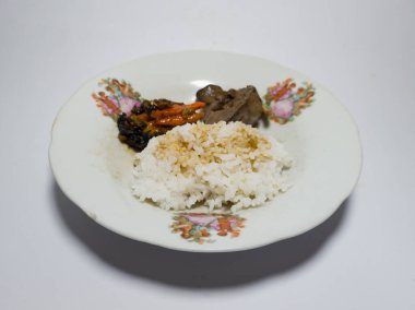 Kızarmış ciğer ve kızarmış biberle birlikte beyaz pirinç.