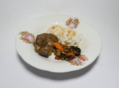 Kızarmış ciğer ve kızarmış biberle birlikte beyaz pirinç.