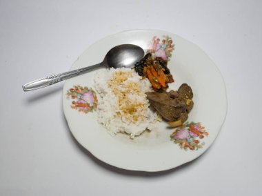 Kızarmış ciğer ve kızarmış biberle birlikte beyaz pirinç.