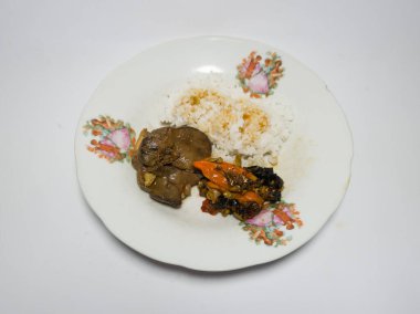 Kızarmış ciğer ve kızarmış biberle birlikte beyaz pirinç.