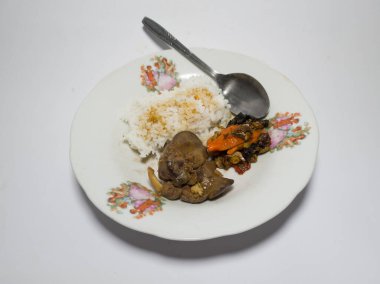 Kızarmış ciğer ve kızarmış biberle birlikte beyaz pirinç.