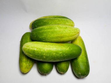 Yeşil ve beyaz karışımlı bir salatalık koleksiyonu