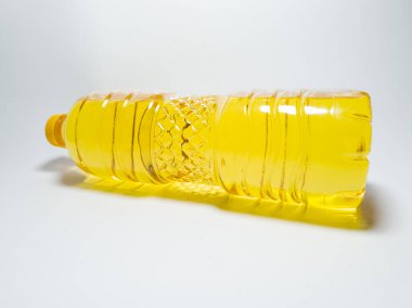 Beyaz arka planda şişelerde yağ pişirmek genellikle pazarda satılır.