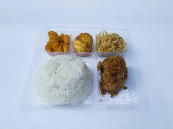 Campuran Nasi Dengan Lauk Mie Goreng Ayam Goreng Irisan Kentang — Stok Foto