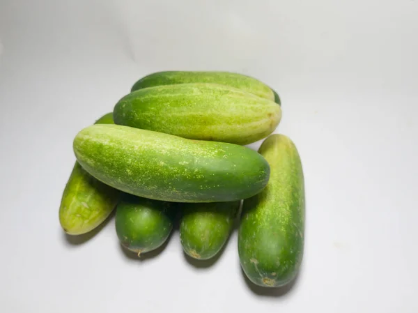 Een Verzameling Komkommers Die Groen Wit Zijn — Stockfoto