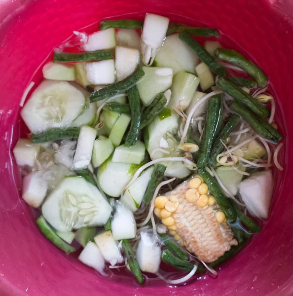 煮た生野菜を水で混ぜます — ストック写真