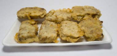 Soya fasulyesi ve diğer malzemelerden yapılmış kızarmış tempeh.