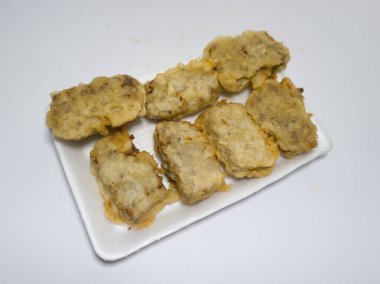 Soya fasulyesi ve diğer malzemelerden yapılmış kızarmış tempeh.