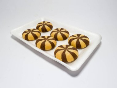 Un ve diğer malzemelerden yapılmış çikolatalı kurabiyeler beyaz arka planda.