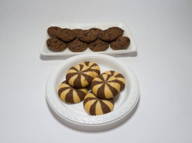 Beyaz arka planda çikolatalı kurabiye.