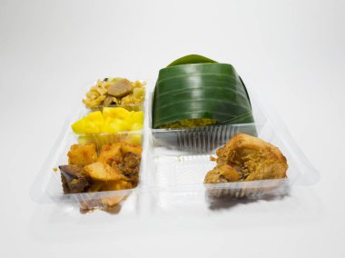 Kızarmış tavuklu sarı pirinç, kızarmış biber sosu, kızarmış erişte ve turşu.