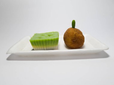 Un ve diğer malzemelerden yapılmış pazar atıştırmalıkları. Talam kekleri ve kroketler.