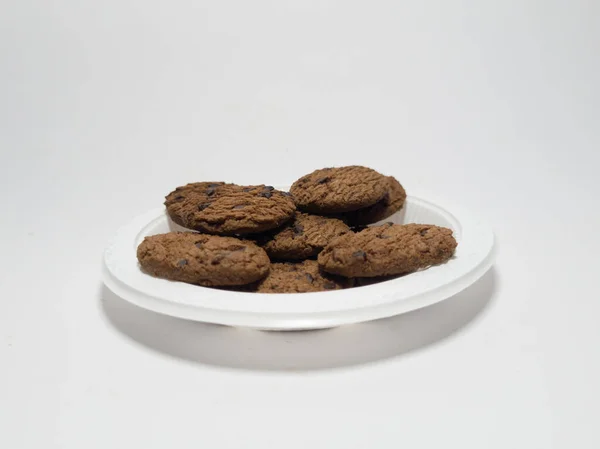 Biscoitos Chocolate Feitos Farinha Outros Ingredientes Fundo Branco — Fotografia de Stock