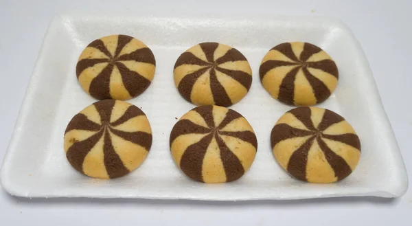 Čokoládové Sušenky Mouky Dalších Ingrediencí Bílém Pozadí — Stock fotografie