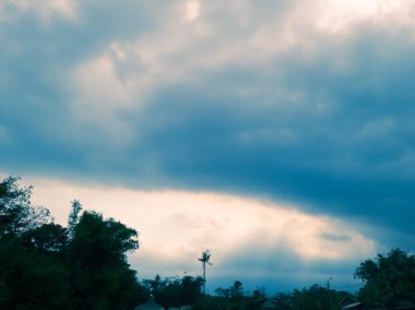 Mavi gökyüzünün doğal manzarası artı yeşil yapraklar