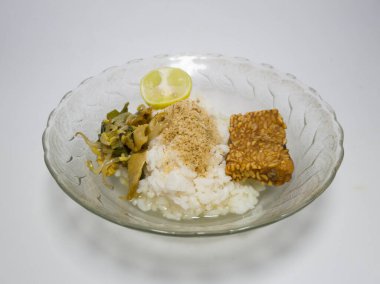 Endonezya 'dan Soto Ayam adlı bir yemek. Yanında da bir tabak tempeh.