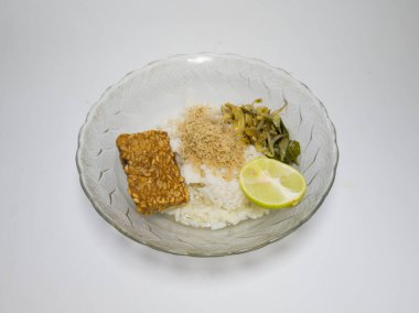 Endonezya 'dan Soto Ayam adlı bir yemek. Yanında da bir tabak tempeh.