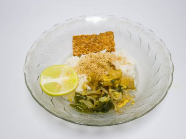 Endonezya 'dan Soto Ayam adlı bir yemek. Yanında da bir tabak tempeh.